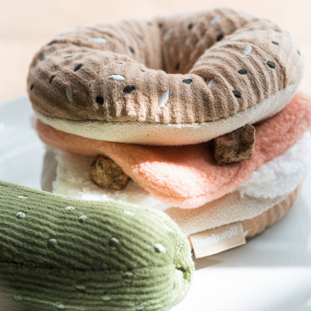 Hundespielzeug Bagel und Gurke Lambwolf Collective