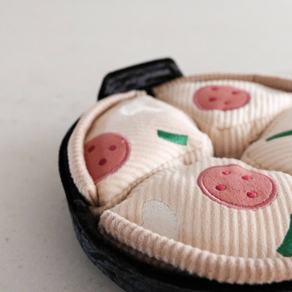 Hundespielzeug „Deep Dish Pizza“ zur Bereicherung