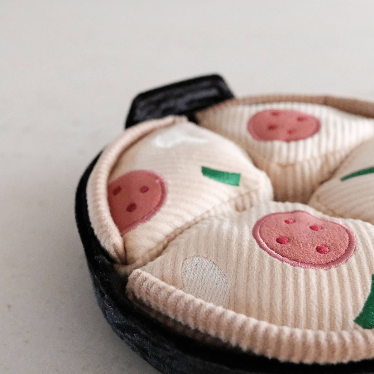 Hundespielzeug „Deep Dish Pizza“ zur Bereicherung